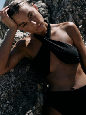 biustonosz kąpielowy typu bandeau SAIE black