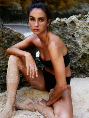 Czarna góra od bikini