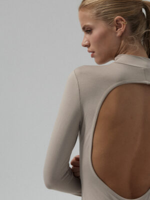body z wycięciem na plecach ROJ sandy beige