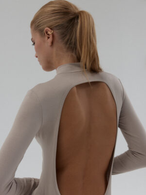 body z wycięciem na plecach ROJ sandy beige