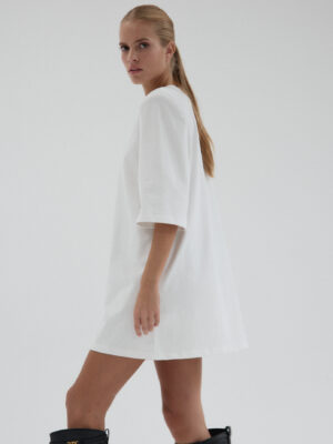 sukienka krótka z poszerzoną linią ramion AYA off-white