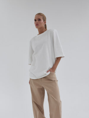 t-shirt oversize z poszerzoną linią ramion AYA off-white