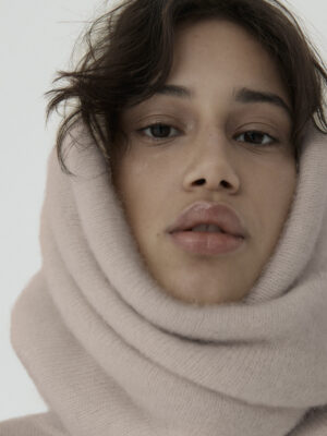 wiązana balaclava z puchatej wełny FLOA beige