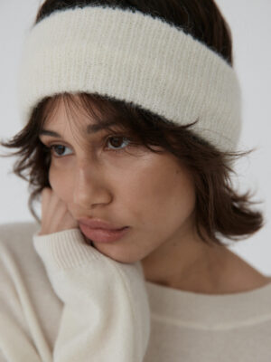 opaska z puchatej wełny FLOA ecru