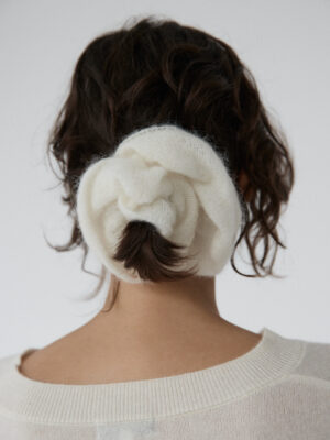scrunchie z puchatej wełny FLOA ecru