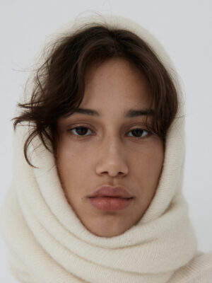 wiązana balaclava z puchatej wełny FLOA ecru