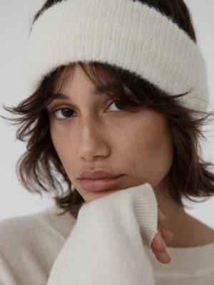 opaska z puchatej wełny FLOA ecru