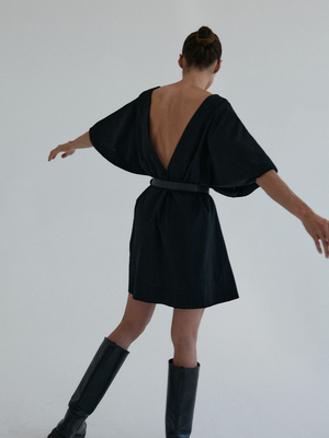 Sukienka czarna z krótkim rękawem