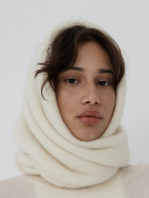 wiązana balaclava z puchatej wełny FLOA ecru