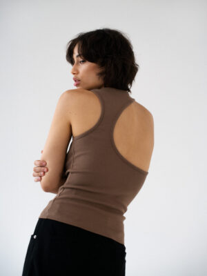 koszulka z asymetrycznym wycięciem LINEA milk chocolate