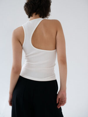 koszulka z asymetrycznym wycięciem LINEA off-white