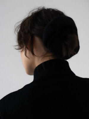 scrunchie z puchatej wełny FLOA vintage black