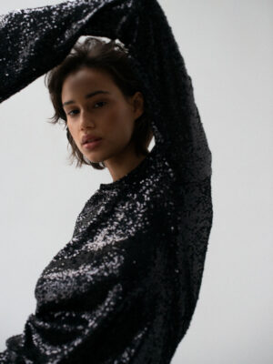 krótka sukienka cekinowa z rozszerzanymi rękawami KEIA sparkly black