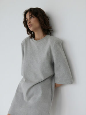 sukienka krótka z poszerzoną linią ramion AYA light grey