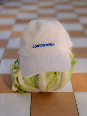 sztruksowa czapka z daszkiem POMIDOROWA off-white