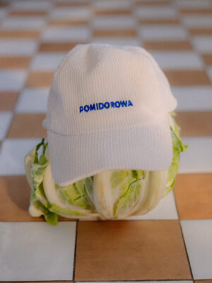 sztruksowa czapka z daszkiem POMIDOROWA off-white
