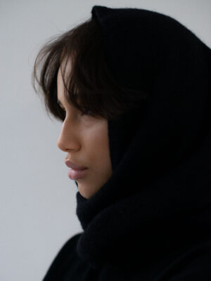 wiązana balaclava puchata FLOA vintage black