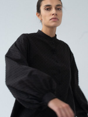 koszula z bufiastymi rękawami AMPLE DOTTE black