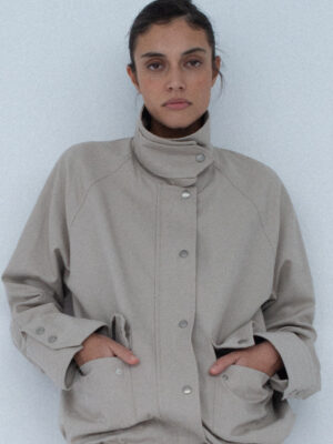 bawełniana kurtka z kołnierzem typu funnel MAINS sandy beige