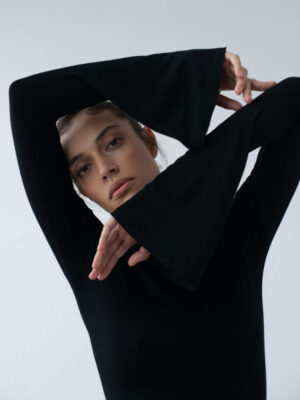 longsleeve slim fit z rozszerzanymi rękawami COPP black