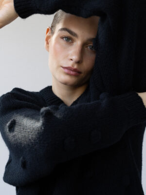 wełniany sweter oversize z wypustkami MONO black