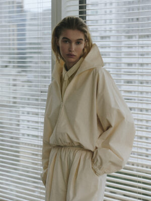 wiatrówka z chrupiącej bawełny z kołnierzem typu funnel FEE butter