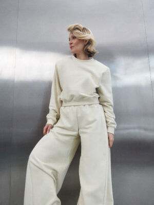 bluza typu cropped z poszerzoną linią ramion LE PUMP buttermilk