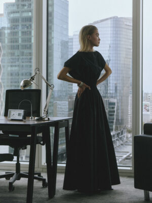 długa sukienka z paskiem z chrupiącej bawełny MIEL black