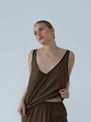 koszulka z dekoltem DUE dark chocolate