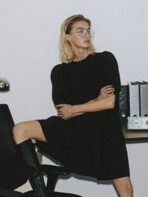 krótka sukienka z bufiastymi rękawami CHILE black