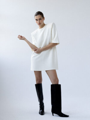 krótka sukienka z poszerzoną linią ramion UFF ecru