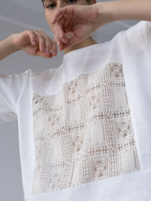 t-shirt z półprzezierną koronkową wstawką JUS off-white